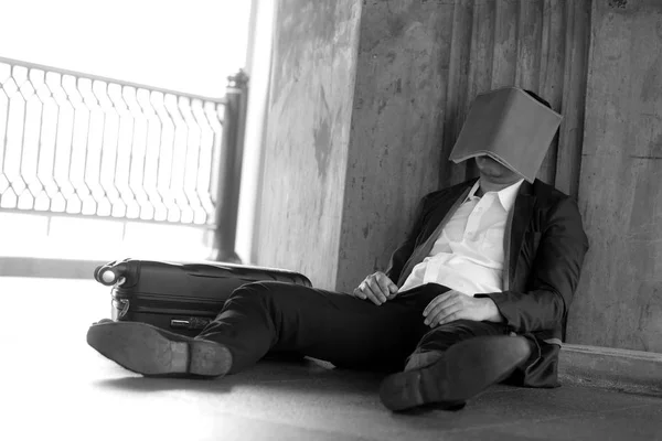 Estresado asiático empresario en bancarrota con sentado en al aire libre y — Foto de Stock