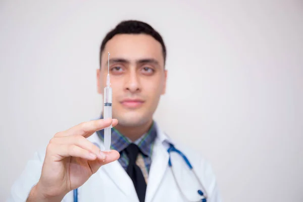 Jeringa - inyección médica en la mano - Medicina plástica con holdi — Foto de Stock