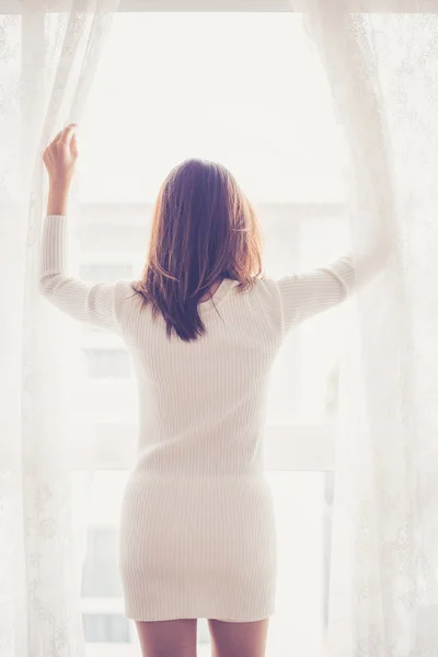 Frau und Hoffnung Konzept - Frau öffnet Fenster Vorhänge Geschäft — Stockfoto