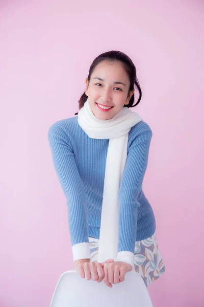 Feliz bela jovem mulher asiático vestindo cachecol sentado no livin — Fotografia de Stock