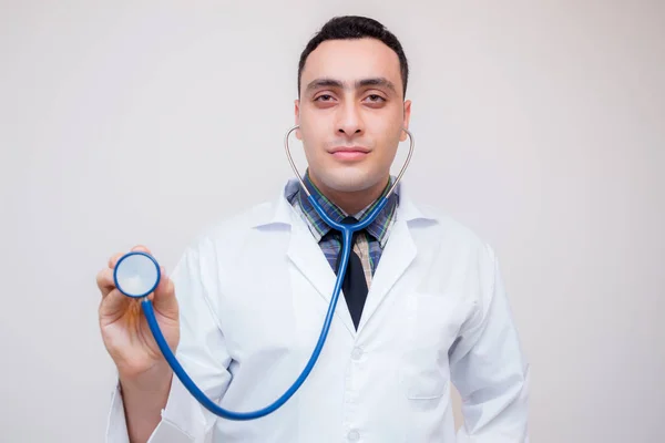 Primer plano de la cabeza del estetoscopio mano médico masculino listo para examinar pa —  Fotos de Stock