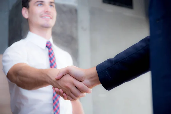 Dwa szczęśliwe sukcesy partnera biznesowego drżenie rąk w offic — Zdjęcie stockowe