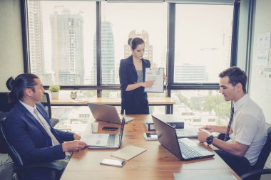 toplantıda bir gruba iş kadını sunumu.