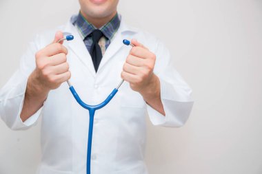 el beyaz izole backg üzerinde stetoskop tutan doktor