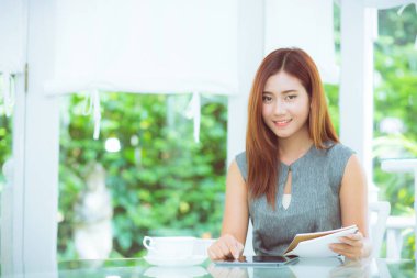 Güzel iş kadını tablet ile bahçede keyif aldık.