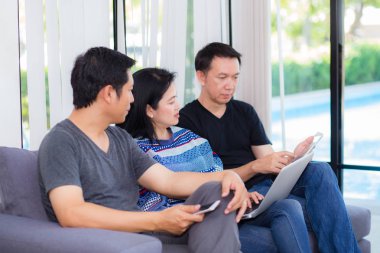 Birden fazla cihaz ve konuşma oturma ile hat üzerinde üç arkadaş 