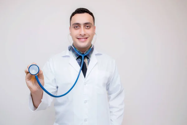 Primer plano de la cabeza del estetoscopio mano médico masculino listo para examinar pa — Foto de Stock