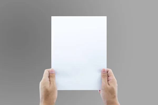 Mani che tengono la carta in bianco a4 formato per carta da lettera . — Foto Stock