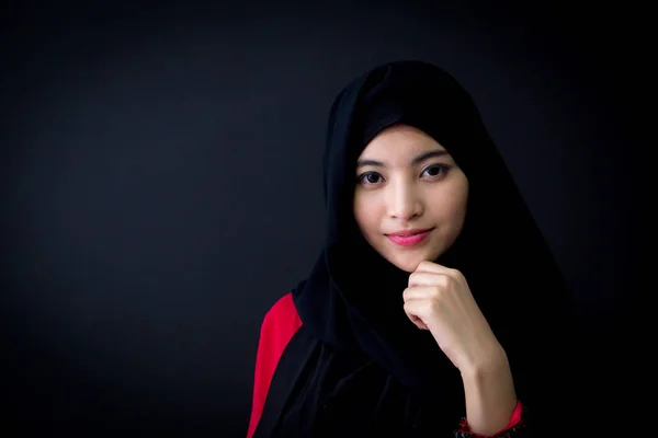 Portret pięknej muzułmańskiej azjatyckiej kobiety na czarnym tle w — Zdjęcie stockowe