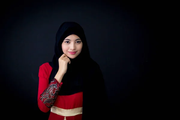 Portret pięknej muzułmańskiej azjatyckiej kobiety na czarnym tle w — Zdjęcie stockowe