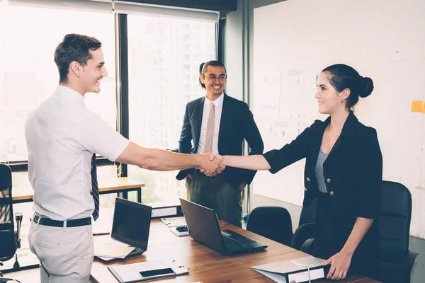 Erfolgreicher Geschäftspartner beim Händeschütteln nach einem Treffen in — Stockfoto