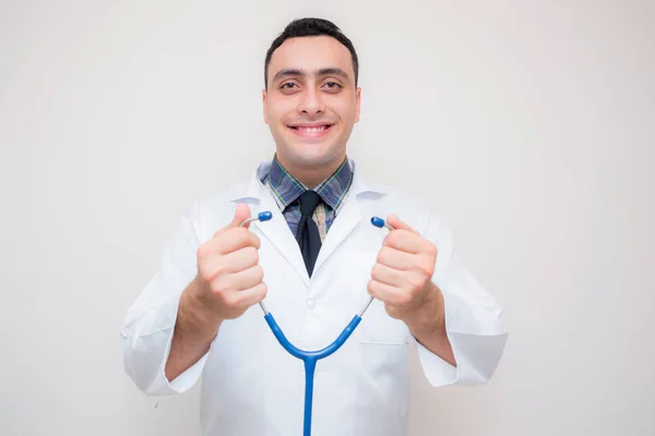 Médico com a mão segurando o estetoscópio em branco isolado backg — Fotografia de Stock