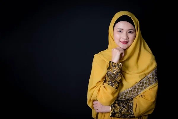 Retrato de hermosa musulmana mujer asiática sobre fondo negro w —  Fotos de Stock