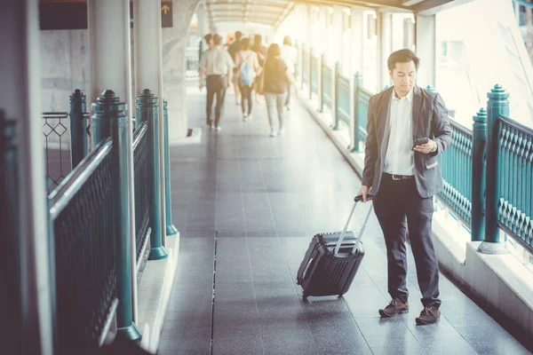 Affärsman resenär resa och prata telefon med Business tra — Stockfoto