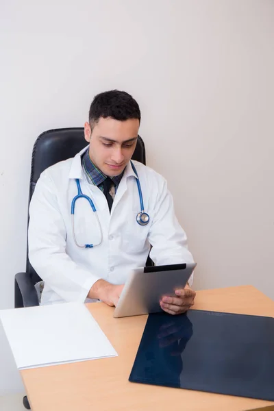 자신의 사무실에서 태블릿 컴퓨터를 사용하여 작업 의사. — 스톡 사진