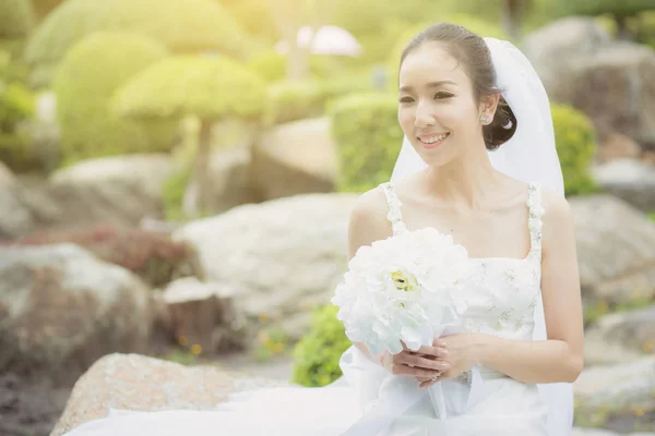 Belle jeune femme le jour du mariage en robe blanche dans la garde — Photo