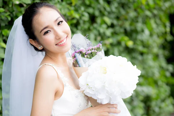 Όμορφη νεαρή γυναίκα την ημέρα του γάμου σε λευκό φόρεμα στο δέντρο — Φωτογραφία Αρχείου