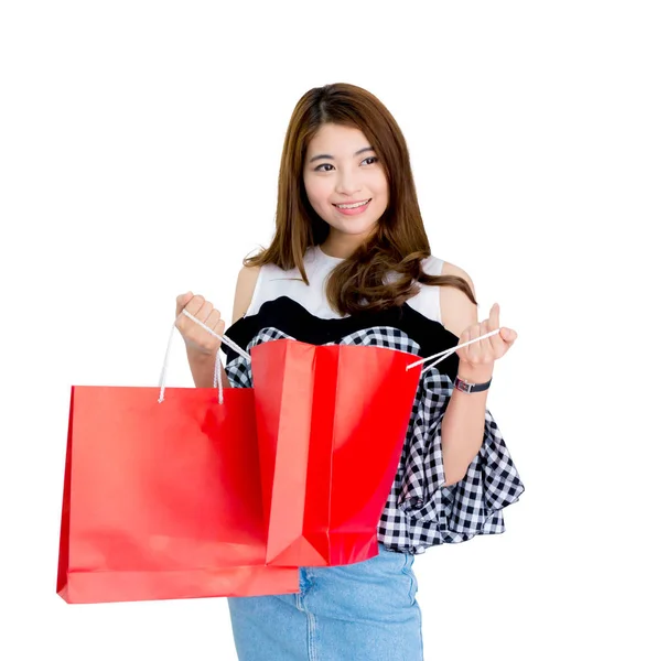 Feliz mulher animado de pé e segurando sacos de compras coloridos — Fotografia de Stock