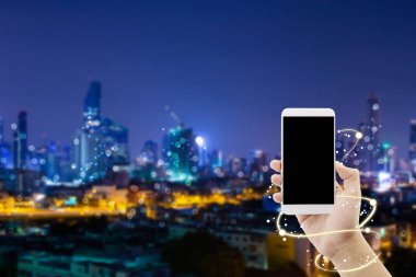 ağ bağlantısı üzerinde akıllı telefon tutan işadamının el