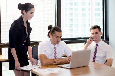 iş adamları kendi iş relatio terimi hakkında konuşurken