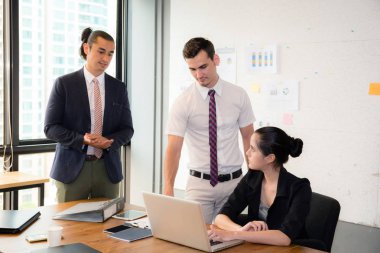 Toplantı sırasında dizüstü bilgisayar kullanan iş ekibi ve hediyeler.