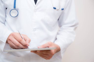 Beyaz arka plan üzerinde dijital tablet üzerinde çalışan doktor.