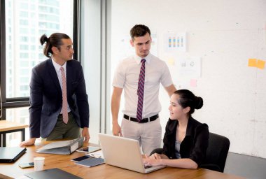 Toplantı sırasında dizüstü bilgisayar kullanan iş ekibi ve hediyeler.