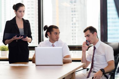 iş adamları kendi iş relatio terimi hakkında konuşurken