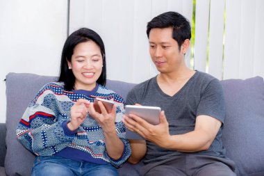 Birden fazla cihaz ile hat üzerinde iki arkadaş ve otururken konuşuyor