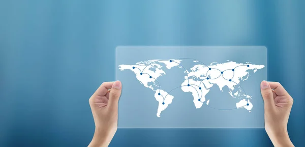Ręka biznesu człowiek posiadający globalną mapę świata cyfrowego szyfrowanej — Zdjęcie stockowe