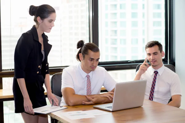 iş adamları kendi iş relatio terimi hakkında konuşurken