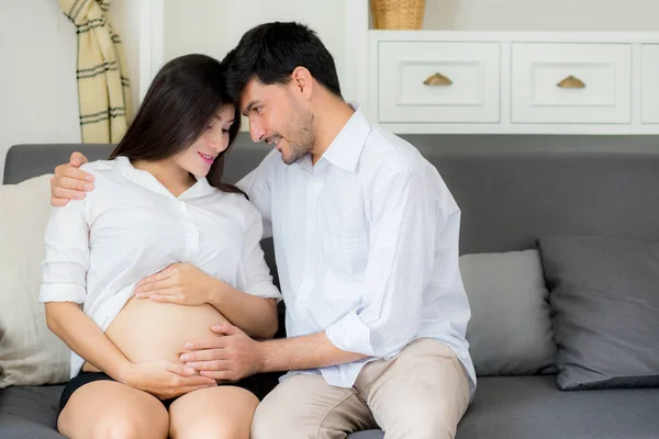 Vacker gravid asiatisk kvinna och man tillsammans vård hennes pre — Stockfoto