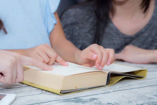 Família feliz mãe e filha ensinando ler um livro em casa . — Fotografia de Stock