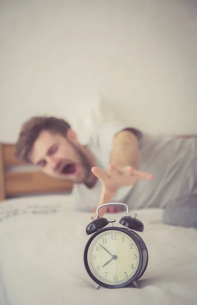 남자 졸린 국적 미국 도달 용 용 이 알람 시계 sle — 스톡 사진