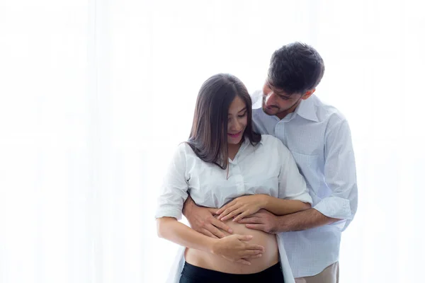 गर्भवती माँ और पिता खड़े पेट पकड़ते हुए, परिवार — स्टॉक फ़ोटो, इमेज