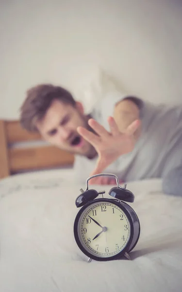 Hombre somnoliento nacionalidad americano llegar para el despertador sle —  Fotos de Stock