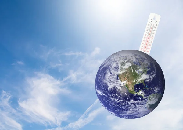 Termômetro verificar a temperatura da terra com impacto de global — Fotografia de Stock