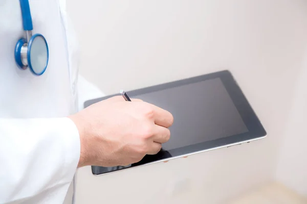 흰색 배경에 디지털 태블릿에서 작업하는 의사. — 스톡 사진