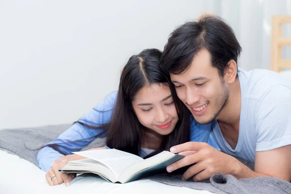 Pareja leyendo un libro juntos en el dormitorio en la mañana con ha — Foto de Stock