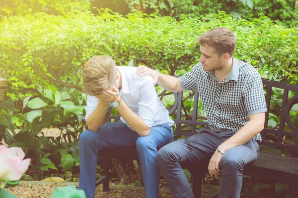 Hombres de negocios americanos consolando a un amigo. Joven frustrado bein —  Fotos de Stock