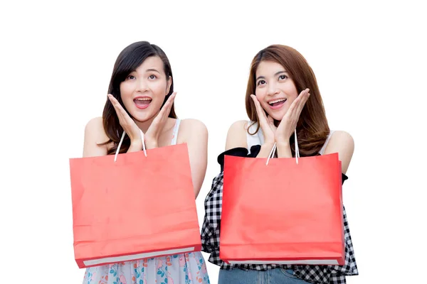 Deux belles souriantes asiatiques jeunes femmes avec des sacs de vente shopping — Photo