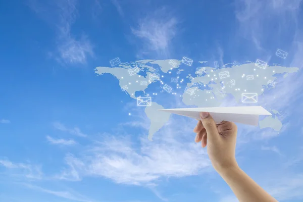 Hand met papieren vliegtuig tegen blauwe hemel met bericht verzenden met — Stockfoto