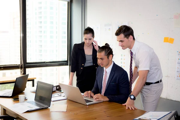 Amerikan insan iş ekibi bir meeti sırasında dizüstü bilgisayar kullanarak sahip