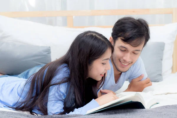 Casal lendo um livro juntos no quarto na manhã com ha — Fotografia de Stock