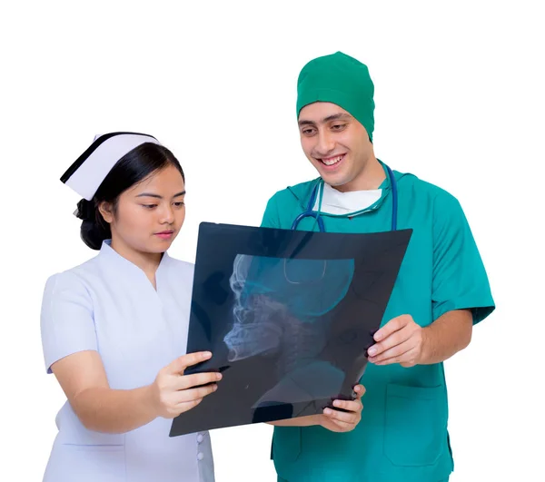 Asiático homem médico e mulher enfermeira com discutir sobre filme raio-x r — Fotografia de Stock