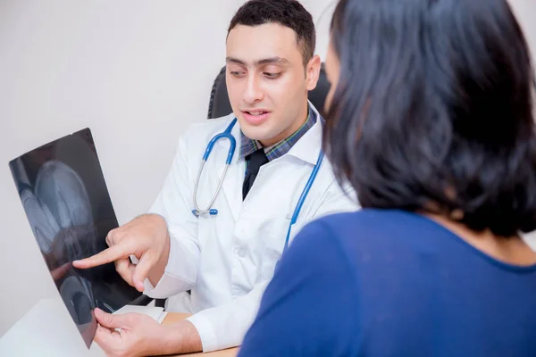 Asiatico uomo medico holding x-ray discutere donna paziente in clini — Foto Stock