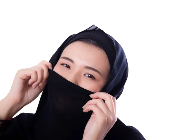 Beautiful mysterious asian young woman wearing scarf close up is — Stock Photo, Image