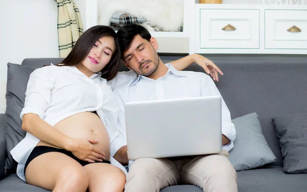Porträtt av ett asiatiskt ungt par man och hustru sitter på — Stockfoto
