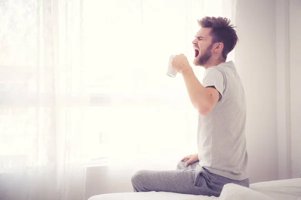 Livsstil porträtt av sovrummet koncept: man håller en kopp kaff — Stockfoto