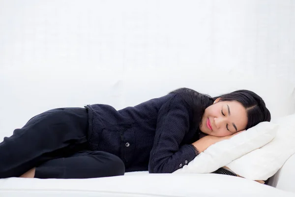 Trött verkställande sova liggande på en soffa i vardagsrummet på h — Stockfoto
